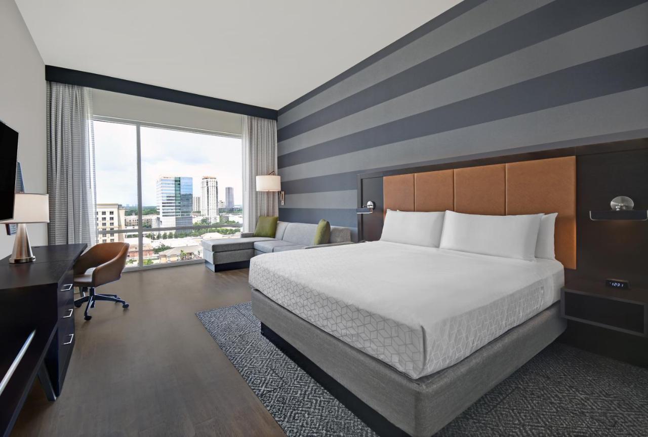 King Suite High Floor Skyline View