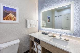 Deluxe King Suite - Non-Smoking
