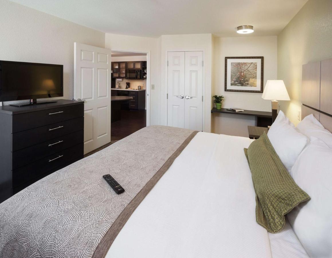 One-Bedroom Queen Suite