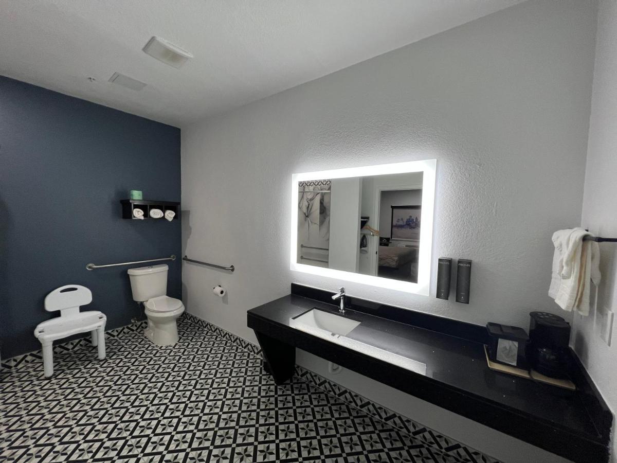Queen Room with Two Queen Beds and Bath Tub - Mobility/Hearing Accessible - Non-Smoking