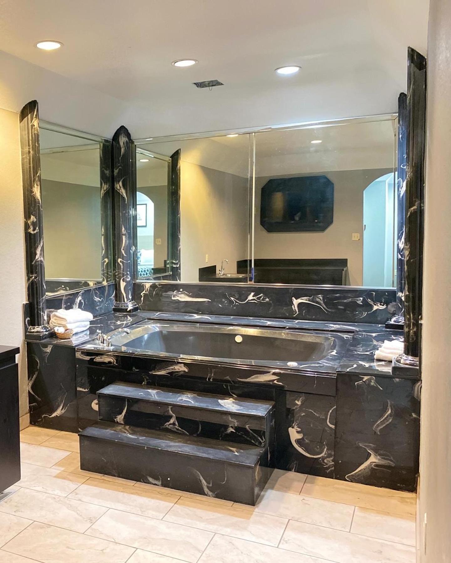 King Suite Spa Bath