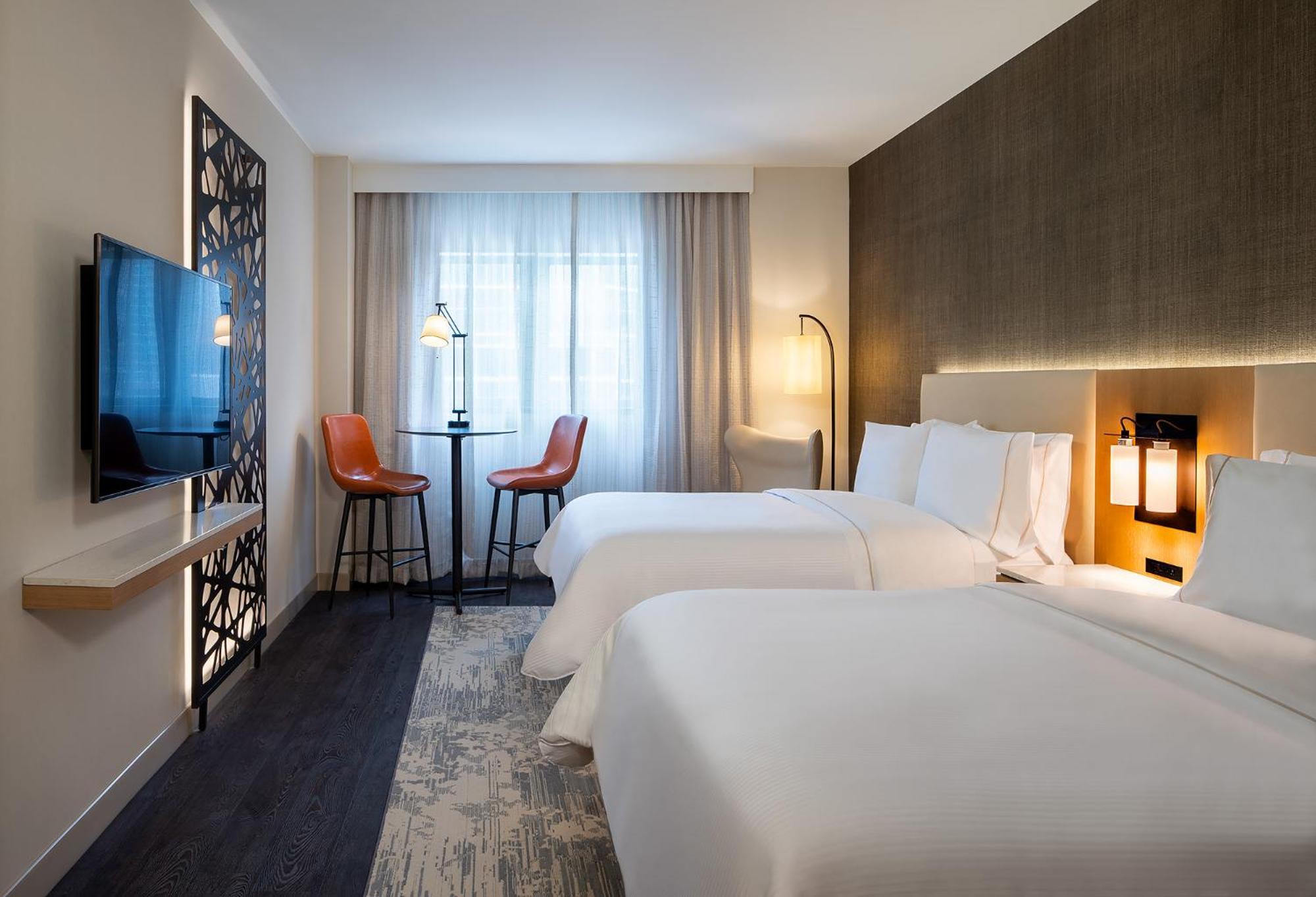 Deluxe Queen Room - Mobility Accessible with Tub