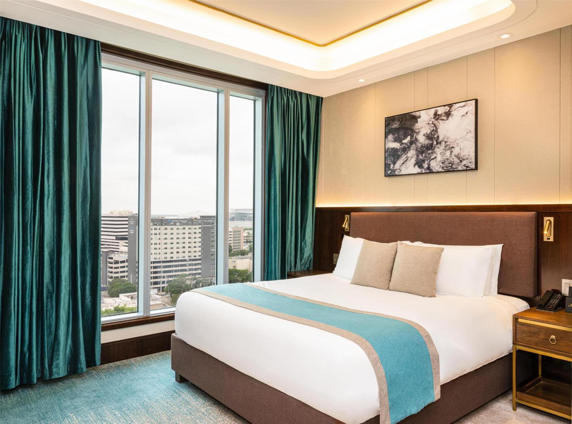 One-Bedroom Corner Suite with One King Bed and Roll-in Shower - Mobility Accessible,1707035862:JPEG