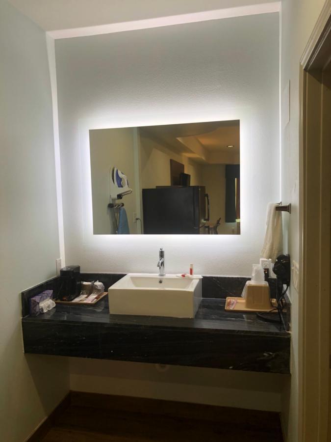 King Room with Mobility/Hearing Impaired Access - Non-Smoking
