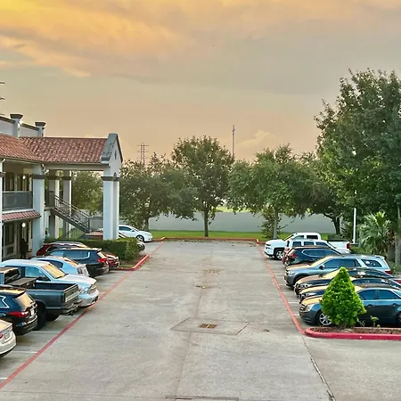 Island Suites Hobby Airport-3